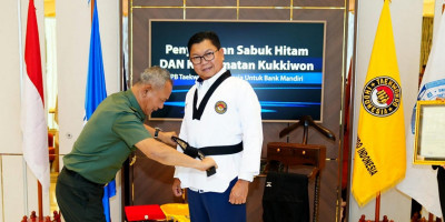 Dukung Kemajuan Taekwondo Indonesia, Dirut BMRI Dapat Sabuk Hitam Dan Kehormatan PBTI