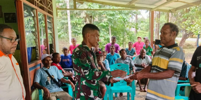 Babinsa Dampingi Penyerahan Bibit Cabai dan Alat Pertanian kepada Kelompok Tani