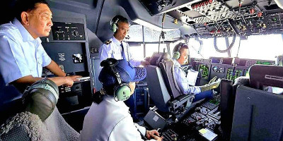 Momen Spesial Sjafrie Sjamsoeddin dan Sri Mulyani di Kokpit C-130J 