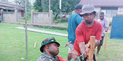 Jalin Kebersamaan, Babinsa Bantu Warga Buat Pagar Pembatas Lapangan