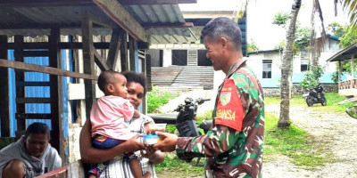 Peduli Kesehatan Anak, Babinsa Berikan Asupan Gizi dan Makanan Tambahan Balita