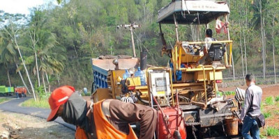 Mas Aji Bangun Jalan Terpanjang Cemeng-Widoro, Warga Gedompol Tersenyum
