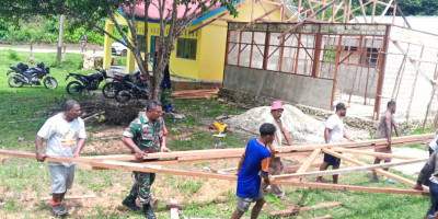 Kolaborasi Babinsa dan Warga Gotong-Royong Bangun Ruang Perpustakaan SD Inpres Warberik