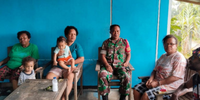 Jelang Pilkada, Babinsa Supiori Ajak Warga untuk Tidak Golput dan Memilih dengan Bijak