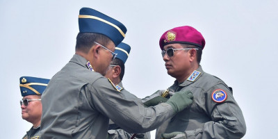 Dankormar Terima Brevet Kehormatan Penerbang TNI AL