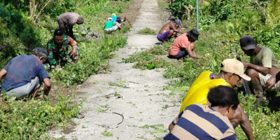 Pupuk Semangat Gotong-Royong, Babinsa Numfor dan Warga Bersihkan Bahu Jalan