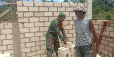 Babinsa Biak Barat Aktif dalam Pembangunan Masyarakat di Kampung Benggor