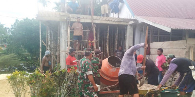 Semangat Gotong-Royong, Babinsa  Biak Utara Bantu Warga Pengecoran Gedung Gereja