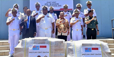 Indonesia Serahkan Bantuan Obat-obatan untuk Fiji di Pangkalan Angkatan Laut Fiji