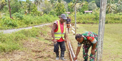 Keakraban TNI-Rakyat, Babinsa Biak Barat Bantu Pembuatan Pondasi Pagar Lapangan Sepak Bola