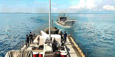 KRI Sura-802 Evakuasi KM Mina Pantura 01 di Perairan Selat Sele, Papua Barat