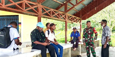 Babinsa Warsa Perkuat Kamtibmas Lewat Komsos Bersama Aparat Kampung