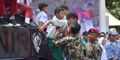 Usai Makan Bergizi Gratis, Ribuan Anak Sekolah Antusias Naik Tank Marinir