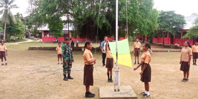 Babinsa Biak Kota Latih Murid SD Inpres Ridge II Menjadi Petugas Pengibar Bendera