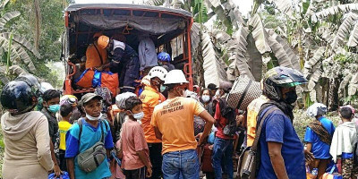 Tim SAR Evakuasi Warga Desa Hewa ke Pengungsian di Desa Eputobi