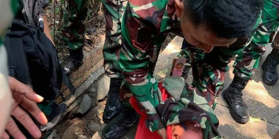 Anggota Divisi Infanteri 1 Kostrad Selamatkan Bayi di Selokan 
