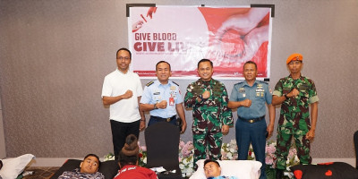 Peduli Kemanusiaan, Anggota Kodim 1708/BN Ikut Donor Darah di Swiss-Belhotel Cendrawasih Biak