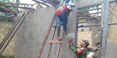 Semangat Gotong-Royong, Babinsa Supiori Utara Bantu Warga Kerja Bangunan Rumah
