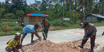 Babinsa Numfor Gotong-Royong Bersama Warga Perbaikan Akses Jalan Utama