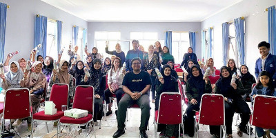 Kreatif dengan Ecobrick, Mahasiswa IPB Ajak Warga Sindangsari Kelola Sampah