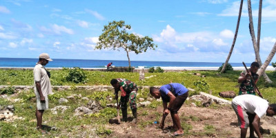 Tumbuhkan Jiwa Gotong-Royong, Babinsa Warsa Bantu Warga Gali Pondasi Rumah