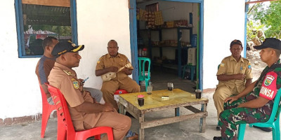 Pilkada 2024, Babinsa Supiori Utara Perkuat Komsos dengan Aparat Kampung