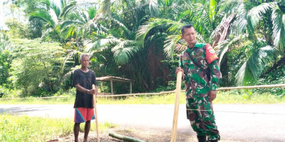 Babinsa Posramil Warsa Hadir di Kampung Imbari Kerja Sama dengan Masyarakat