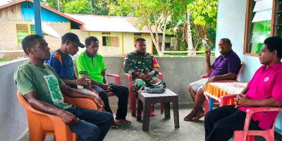 Cegah Kenakalan Remaja, Babinsa Numfor Ajak Orang Tua Awasi Pergaulan Anak