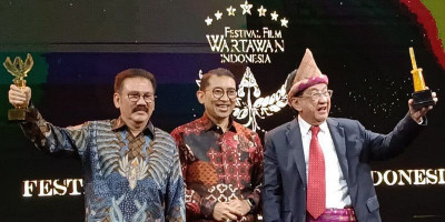 Ilham Bintang dan Anwar Fuady Terima Lifetime Achievement Award di FFWI 2024