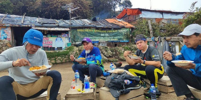 Warung Mbok Yem: Warteg Tertinggi di Dunia, Ikon Gunung Lawu