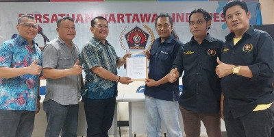 PWI Jaya Serahkan SK Pokja PWI PN dan Kejari Jaktim
