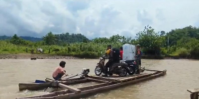 Dua Petugas PAM TPS Di Buol Seberangi Sungai Kokobuka Kawal Kotak Suara Ke TPS