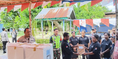 Babinsa Pastikan Keamanan Kotak Suara Pilkada di Numfor Sampai ke TPS dengan Aman
