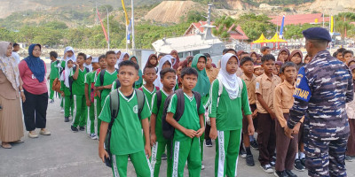 KRI Banjarmasin-592 dan Lanal Palu Gelar Open Ship Tour di Kota Palu