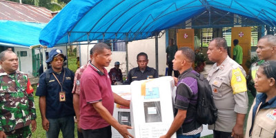 Babinsa Biak Barat Kawal Pengembalian Kotak Suara Pilkada di Swandiwe Aman dan Lancar