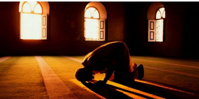 Ajaib! Harvard University Sebut Sujud dalam Sholat Obat Terbaik Sakit Punggung