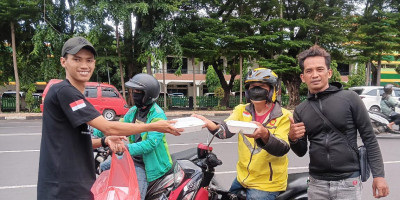 Jumat' Berkah,  Aksi Komunitas Baramakassar Membagikan Makan Siang ke Masyarakat