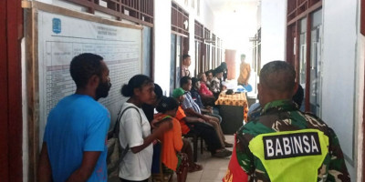 Babinsa Kepulauan Aimando Kawal Rapat Pleno Rekapitulasi Penghitungan Suara Pilkada 2024