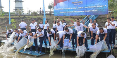 Koarmada III Tebar 6.000 Bibit Ikan Nila untuk Dukung Ketahanan Pangan