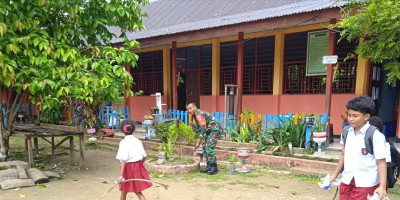 Babinsa Biak Kota Ajak Murid SD Samofa Peduli Kebersihan Lingkungan