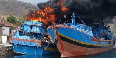 TNI AL dan Tim Gabungan Padamkan Kebakaran Dua Kapal