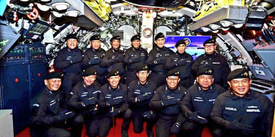 Kasal Anugerahkan Brevet Kehormatan Hiu Kencana 