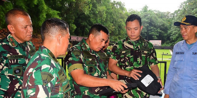 Dankormar Tinjau Langsung Uji Fungsi Peralatan Marinir Rompi Anti Peluru Dan Apung