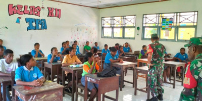 Bentuk Generasi Muda Hebat, Babinsa Supiori Berikan Wasbang kepada Pelajar SMA