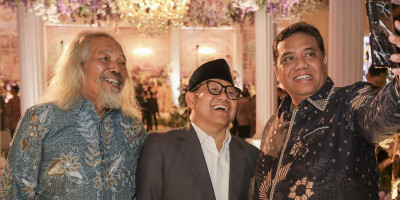 Heboh Warga Minta Swafoto dengan Gus Imin saat Hadiri Pernikahan Putra Menteri Yusril