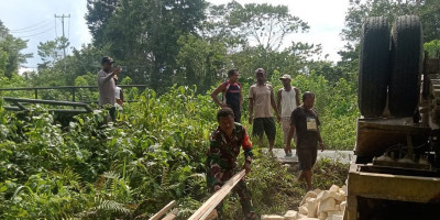 Sigap, Babinsa Biak Barat Bantu Evakuasi Truk yang Terguling