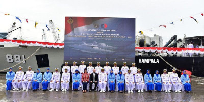 Kasal Serahkan KRI Hampala - 880 kepada Pangkoarmada III  