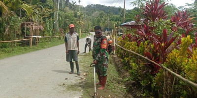 Semangat Gotong-Royong, Babinsa  Biak Barat Bantu Warga Bersihkan Bahu Jalan