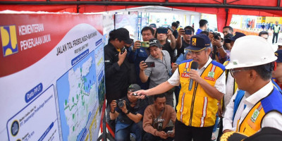 Sambut Libur Nataru, Menteri PU Tinjau Jalan Tol Fungsional Gending-Krasaan