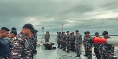 KRI Layang-635 Kibarkan Bendera di Mercusuar Karang Unarang